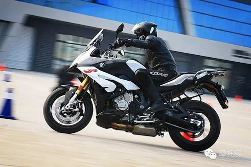 谁说摩托车弯道里不能刹车？——以宝马S1000XR为例，探秘现代电控的弯道驾驭哲学